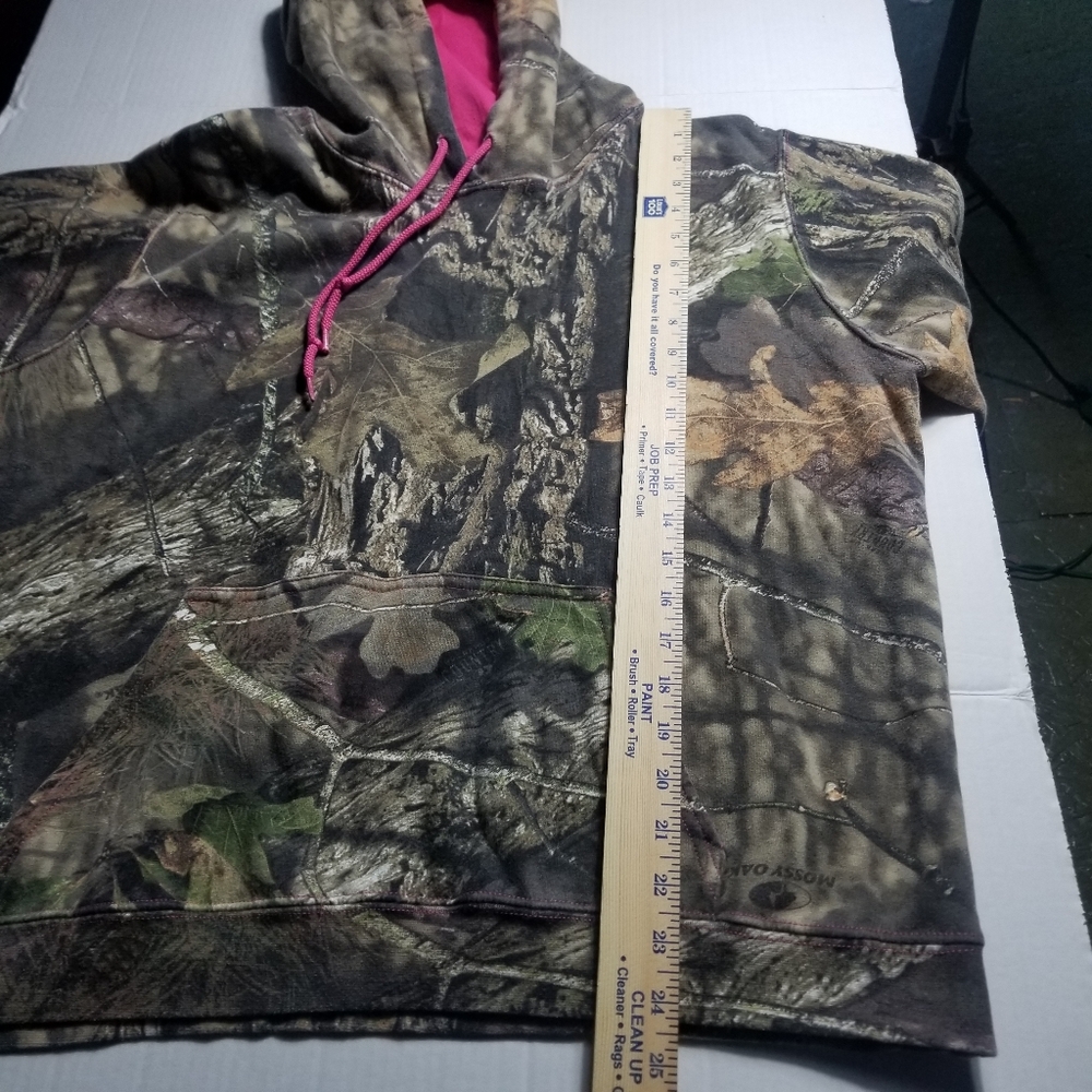 LIKE NEW MOSSY OAK WOMEN'S CAMOUFLAGE AND PINK HOODIE SIZE LARGE - Picture 4 of 12